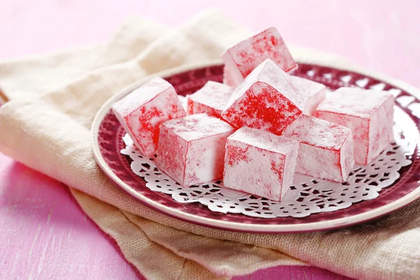 Oriental Masticar dulces en un plato, rahat-lokum — Foto de Stock