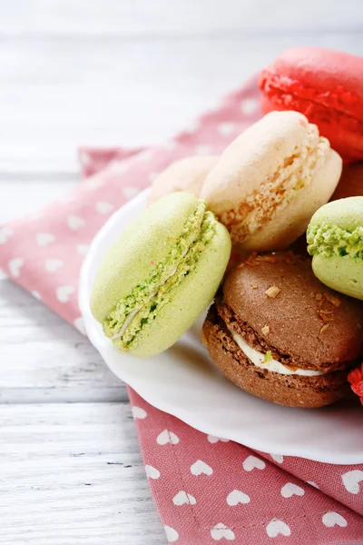 Macaroon francês em uma placa branca — Fotografia de Stock