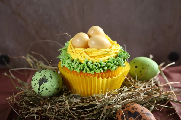 Piccolo cupcake pasquale con uova — Foto Stock