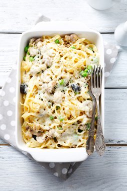 Tagliatelle mantarlı mantar ve bezelye