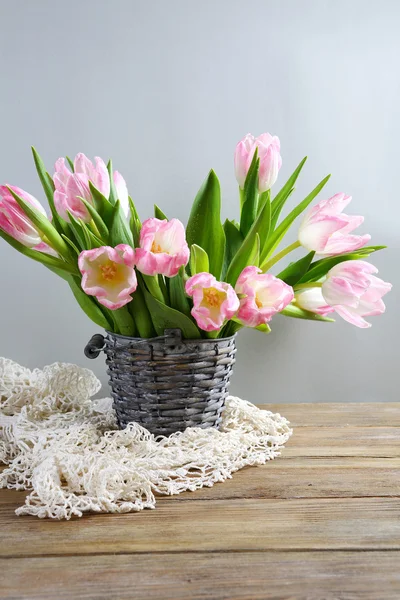 Flores frescas da primavera em um balde de vime — Fotografia de Stock