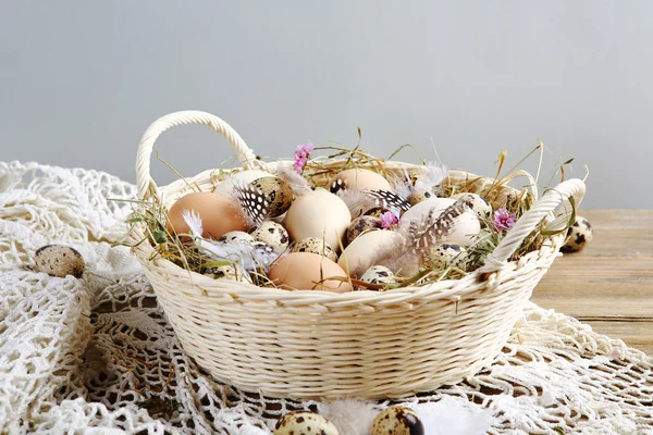 Huevos de Pascua en una canasta de mimbre — Foto de Stock