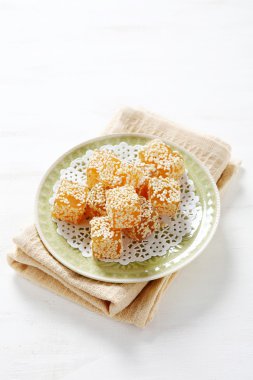 Meyve tatlılık bir plaka üzerinde