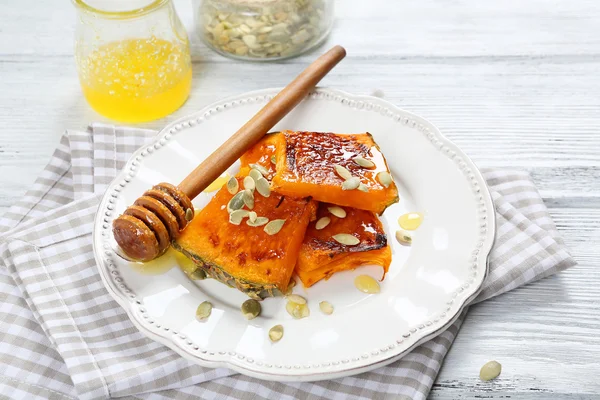 Calabaza al horno al horno con miel en un plato —  Fotos de Stock