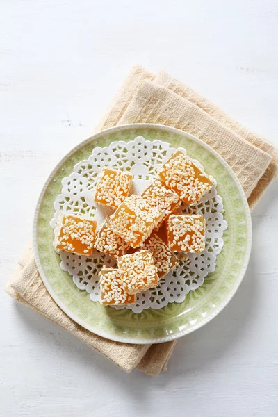 Süße mit Sesam auf einem Teller — Stockfoto