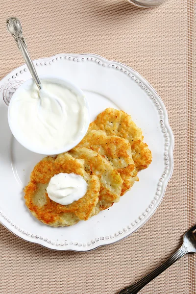 Deliciosos panqueques con crema agria — Foto de Stock