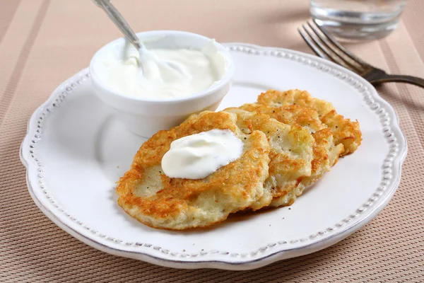 Frying pancakes with sour cream — Stock Photo, Image