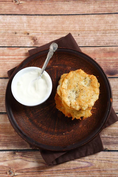 Pila de panqueques con crema agria — Foto de Stock