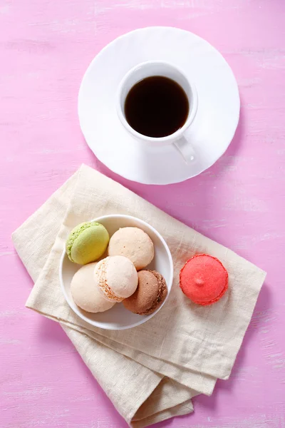 Macaroon em uma tigela com café — Fotografia de Stock