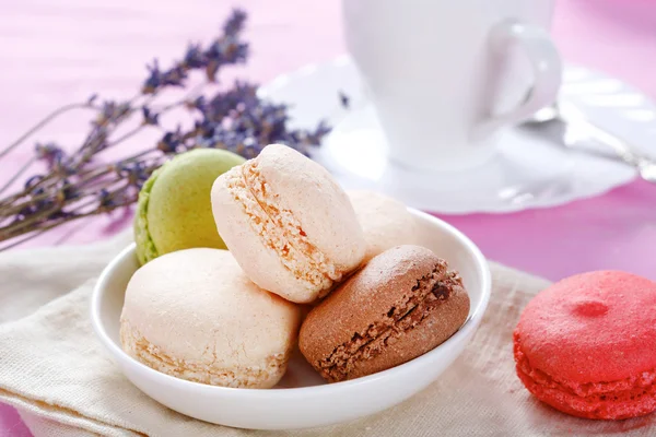 Sweet macaroon in a bowl — Stock Photo, Image