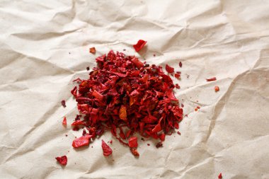 Kağıt arka plan üzerinde kurutulmuş biber