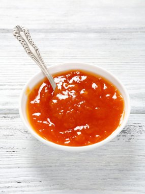 Küçük beyaz kapta jam