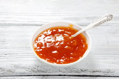 Bir kase lezzetli kayısı reçeli