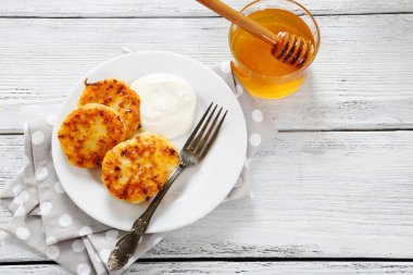 Bal ve ekşi krema ile lezzetli gözleme