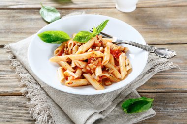 makarna salça ve mantar ile