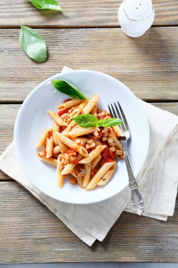 Penne makarna bir kapta, üstten görünüm