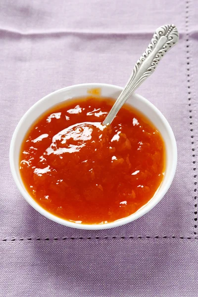 Marmelade in einer weißen Schüssel — Stockfoto