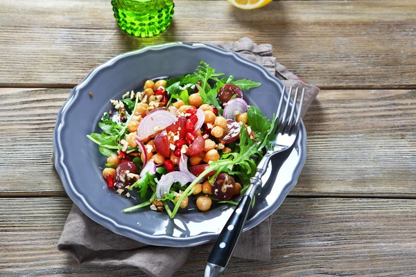 Вкусный салат из гороха на тарелке — стоковое фото