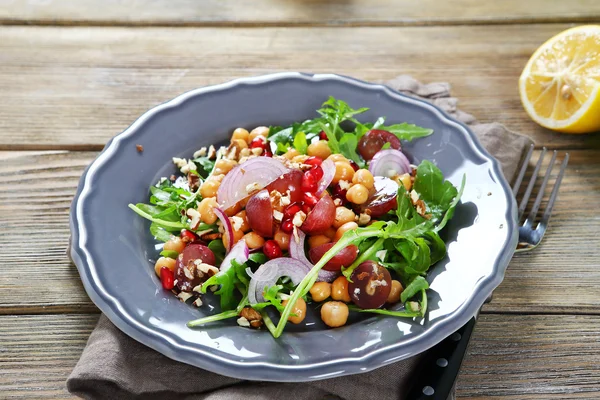 Leichter Salat mit Früchten und Kichererbsen — Stockfoto
