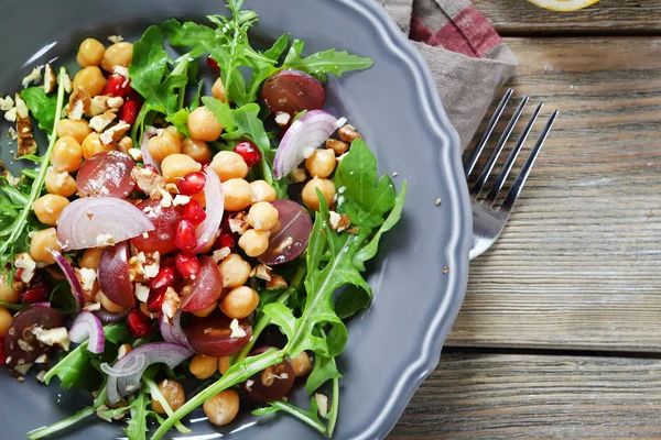 Ensalada en un plato en las tablas — Foto de Stock