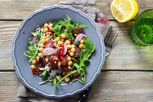 Ensalada con garbanzos, rúcula con uvas — Foto de Stock