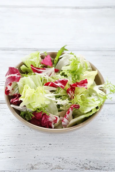 Gemischter Salat in einer Schüssel — Stockfoto