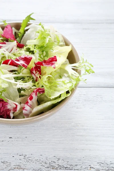 Salada de folhas fácil em uma tigela — Fotografia de Stock