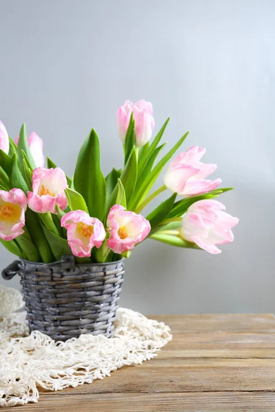 Tulipanes rosados en un estilo rústico — Foto de Stock