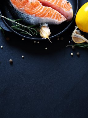 fırın tepsisindeki taze somon