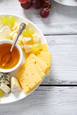 Tabakta çeşit çeşit peynir