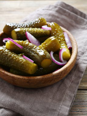 bir kapta soğan ile salatalık turşusu