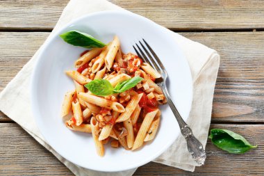 makarna sosu ve bir kase mantar ile