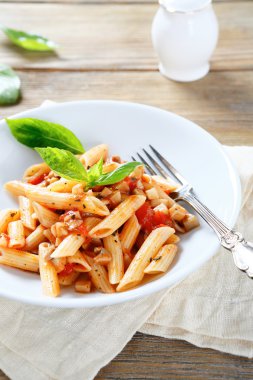 bir kase içinde soslu Penne