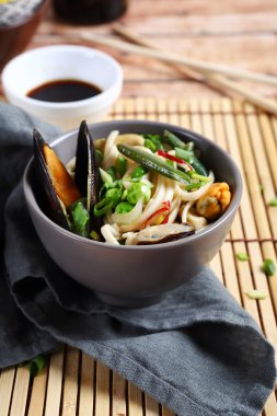 Midye ve sebze ile erişte