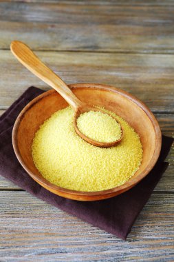 Peçete üzerinde bir kapta çiğ kuskus