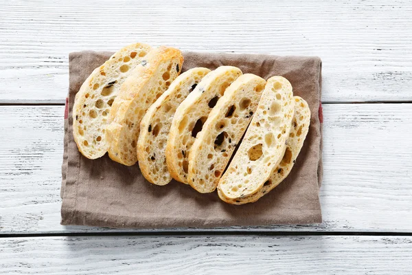 Ciabatta saborosa cortando em um guardanapo — Fotografia de Stock