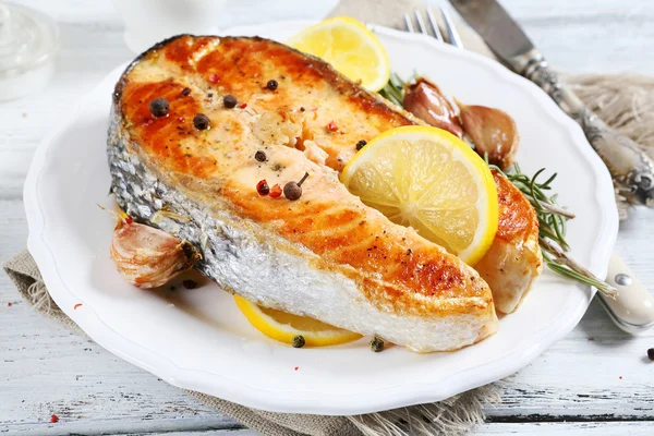 Filete de salmón en un plato — Foto de Stock