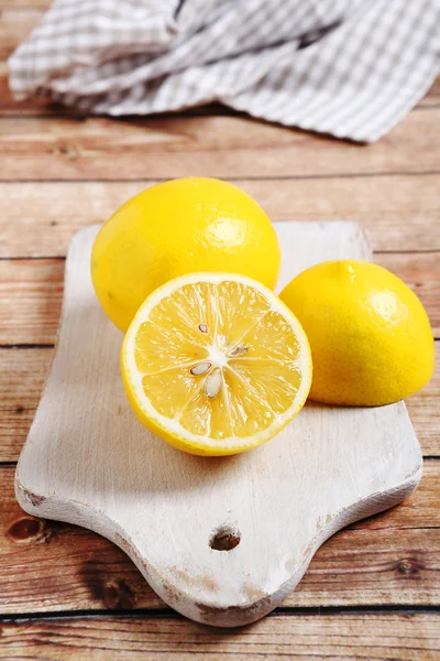 Tahtada üç limon — Stok fotoğraf