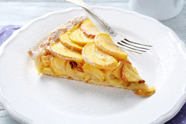 Slice of apple pie on plate — Stock Photo, Image