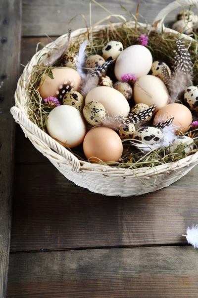 Cesta llena de huevos frescos de granja — Foto de Stock