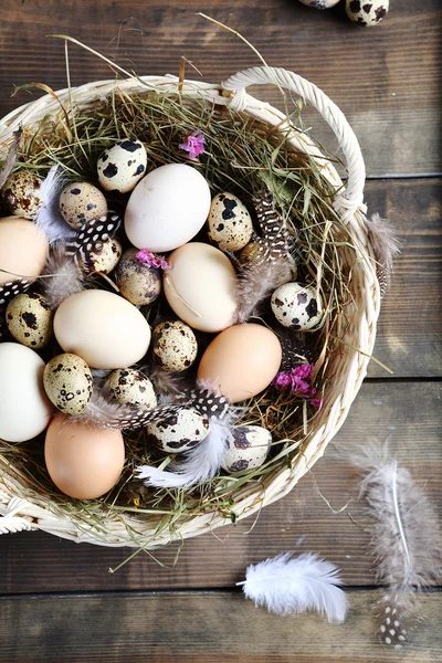 Huevos frescos de granja en una cesta — Foto de Stock