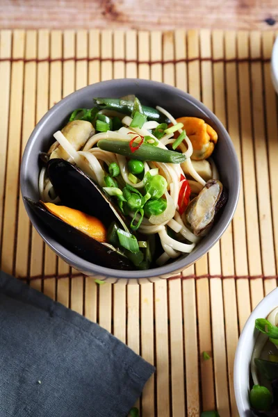 Noodles with seafood and vegetables — Stock Photo, Image