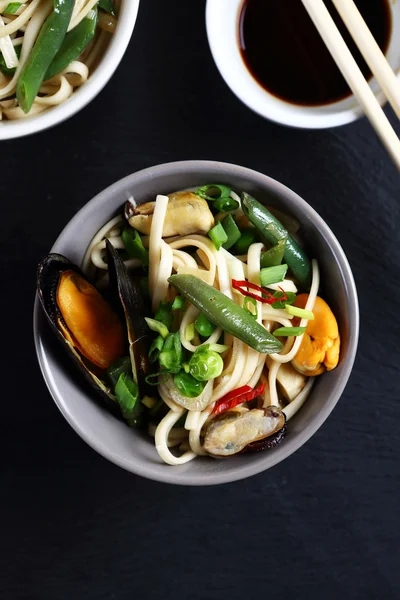 Fideos con verduras en un tazón —  Fotos de Stock