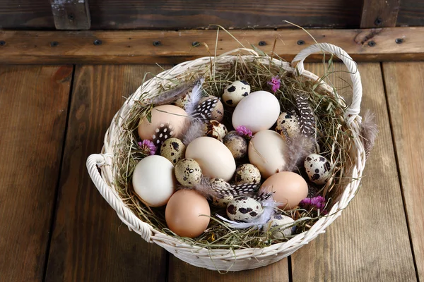 Korb mit Eiern auf alten Brettern — Stockfoto