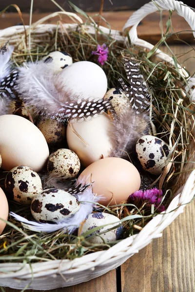Påsk korg med ägg och hö — Stockfoto