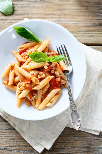 Penne makaron w misce — Zdjęcie stockowe