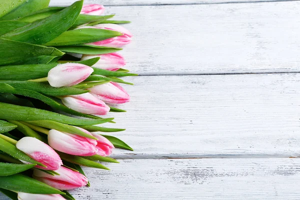 Różowe tulipany na powierzchni drewnianych — Zdjęcie stockowe