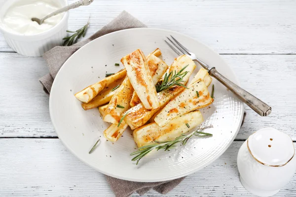 Parsnips bir plaka üzerinde — Stok fotoğraf