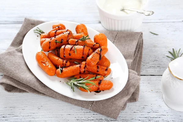 Geroosterde wortelen met roomsaus — Stockfoto