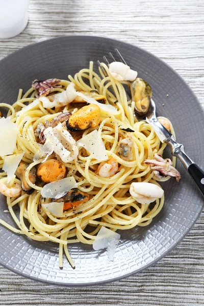 Spaghetti met zeevruchten op een bord — Stockfoto